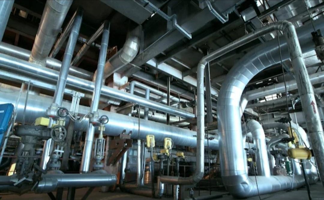 Aluminium-clad process pipes, elbows and valves in a plant