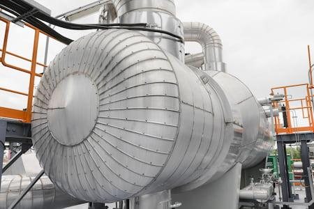 Radial metal cladding on an insulated vessel head